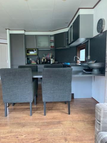 Dubbele Chalet Op Recreatiepark Topparken Op De Veluwe In Beekbergen Met Grote Vrije Tuin En Eigen Parkeerplaats Exterior foto