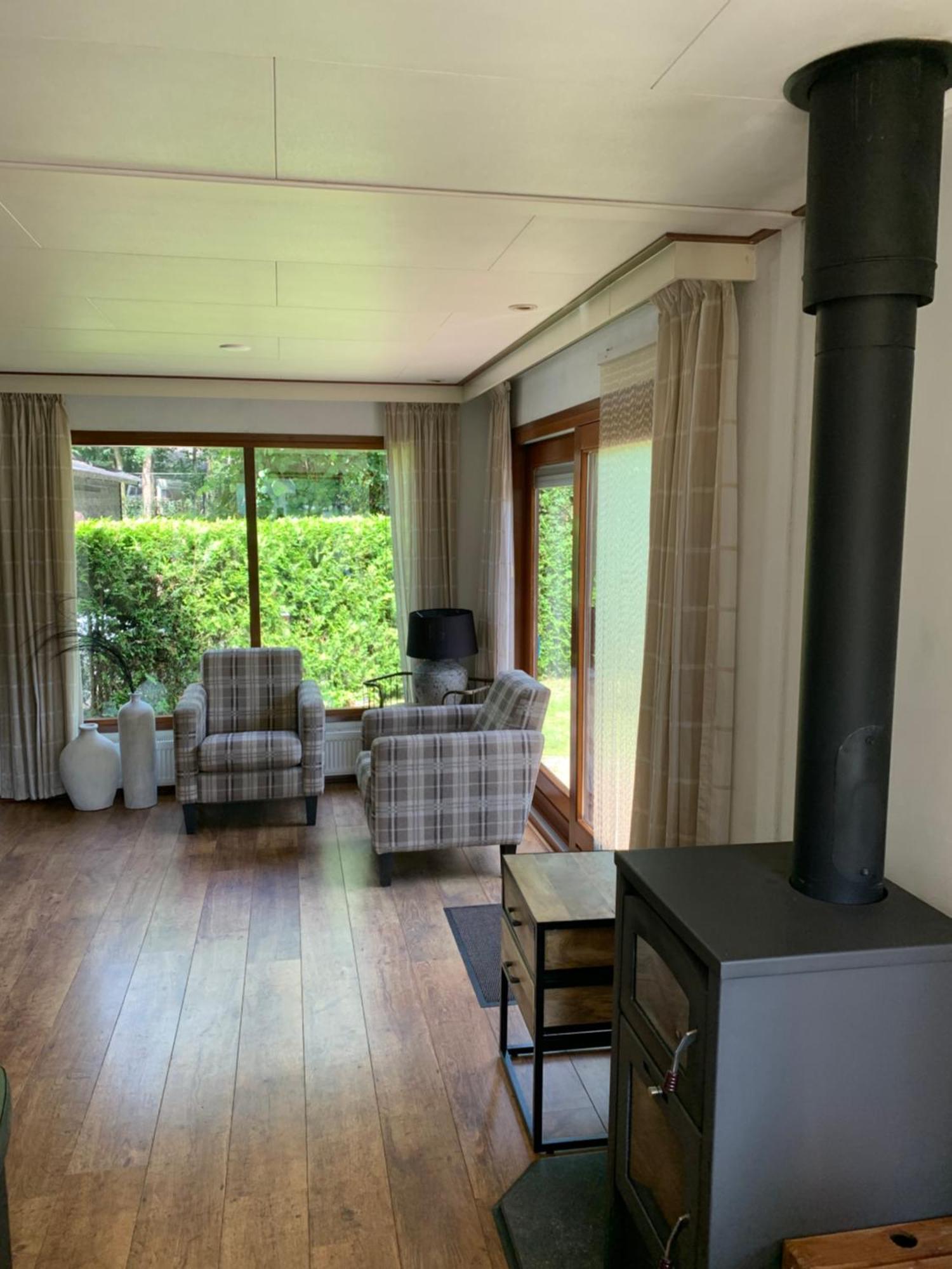 Dubbele Chalet Op Recreatiepark Topparken Op De Veluwe In Beekbergen Met Grote Vrije Tuin En Eigen Parkeerplaats Habitación foto